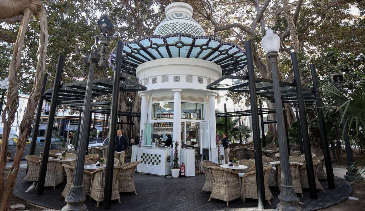 El quiosco del Portal de Elche, recientemente reformado, comenzó como heladería y fue oficina de turismo. | HÉCTOR FUENTES