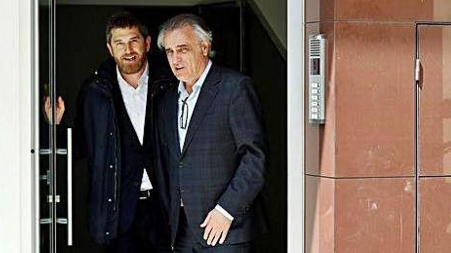 Els advocats de Rosell sortint de la casa de l&#039;expresident del FC Barcelona