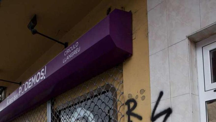 Las pintadas en la sede de Podemos en Langreo.