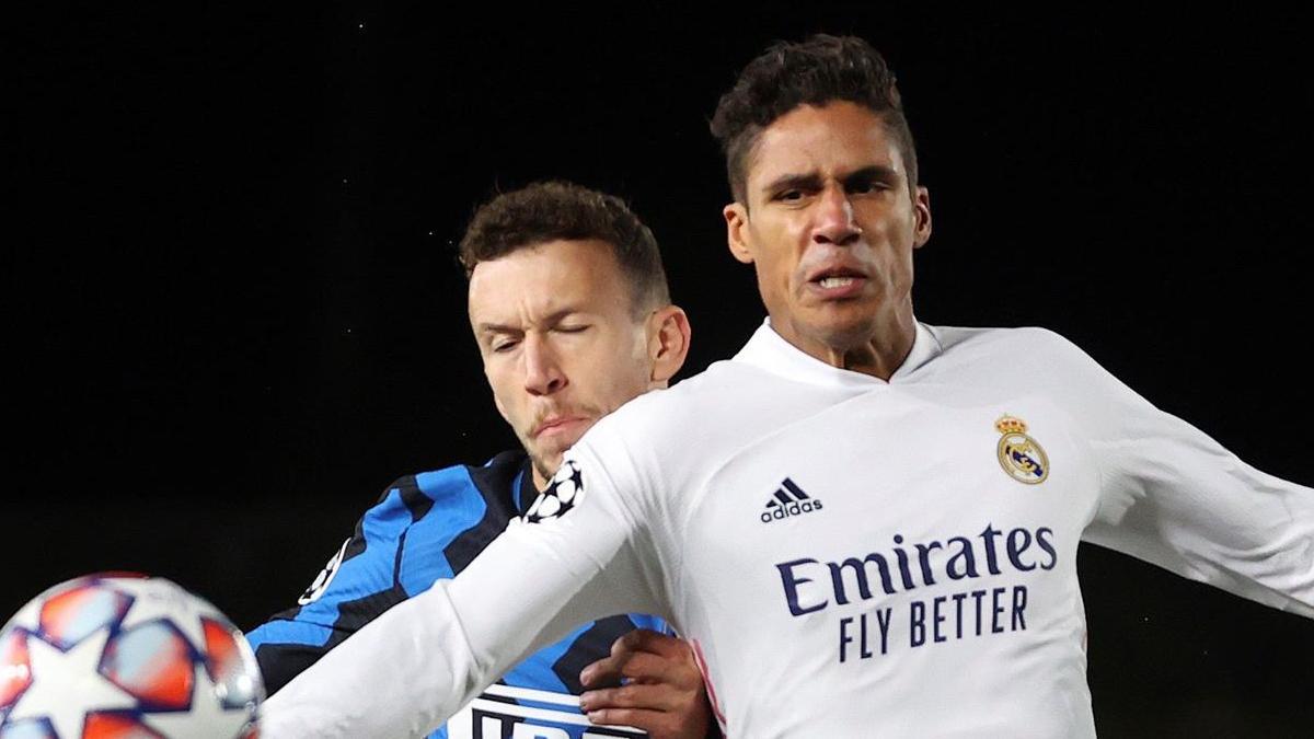 No tiene desperdicio: La cara que se le quedó a Varane tras volver a liarla en Champions