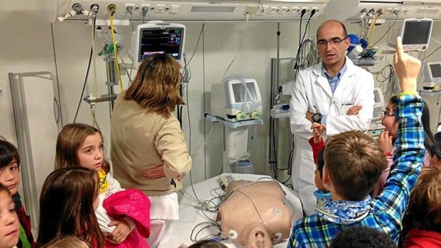 Un membre de la plantilla mèdica atén un grup d&#039;escolars a l&#039;hospital