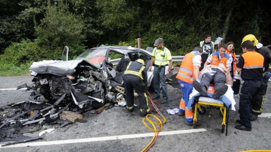Tres heridos graves tras una colisión frontal de dos vehículos en Pontevedra