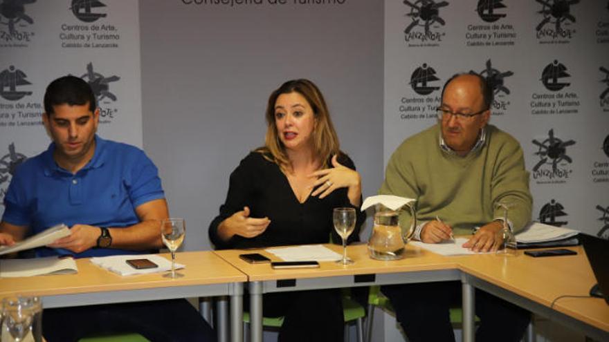 María Dolores Corujo entre Benjamín Perdomo (izquierda) y Andrés Duque.