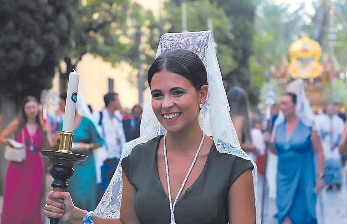 Una mantilla acompaña a la Virgen en el cortejo.
