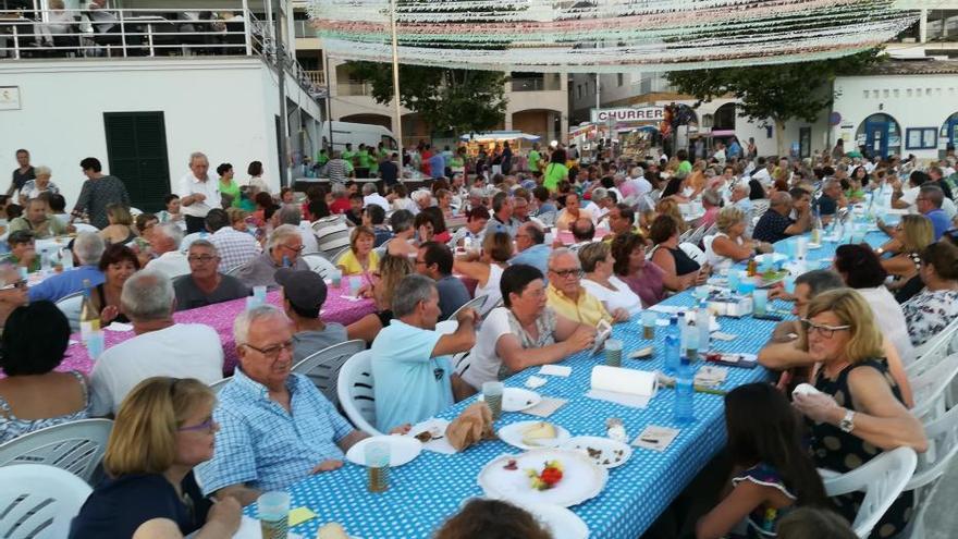 La langosta casa con el pollo en la multitudinaria cena marinera  de Cala Rajada