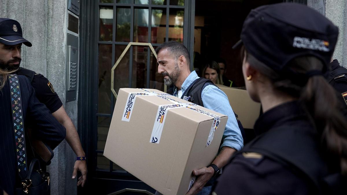 La Policía registra el despacho de Zapatero tras su imputación por el caso Plus Ultra