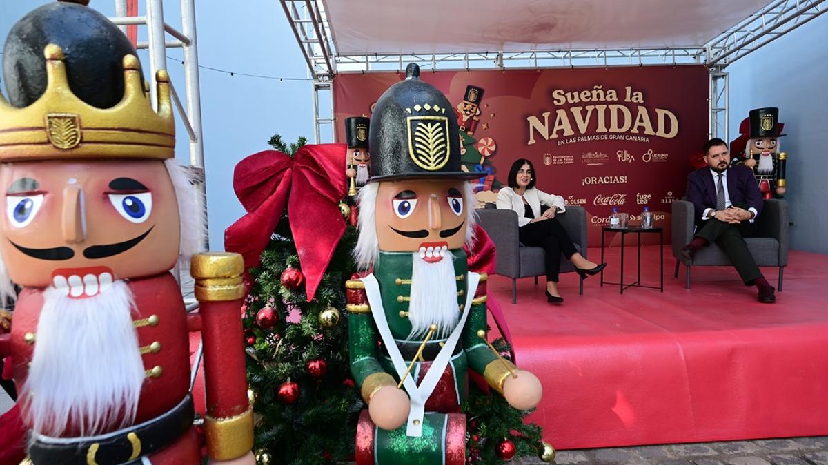 La alcaldesa, Carolina Darias, y el concejal de Cultura, Josué Íñiguez, durante la presentación del programa navideño.