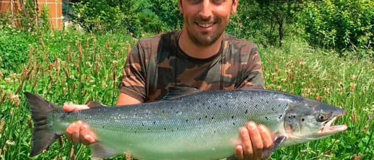 Manuel García Sanfeliz, con un salmón recién pescado.