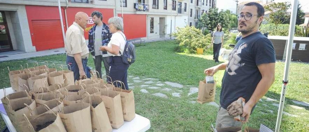 Los vecinos que colaboran con la iniciativa fueron ayer a recoger sus bolsas de compost. // Iñaki Abella