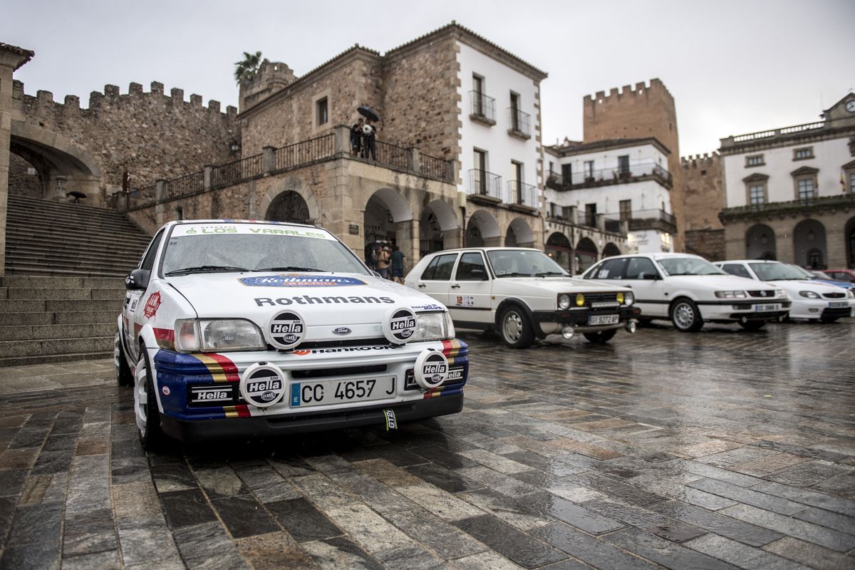 Fotogalería | La lluvía no ensombrece el rally de coches clásicos en la plaza Mayor de Cáceres