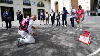 Ecozine tiñe 'La vida de color de rosa' en la plaza España
