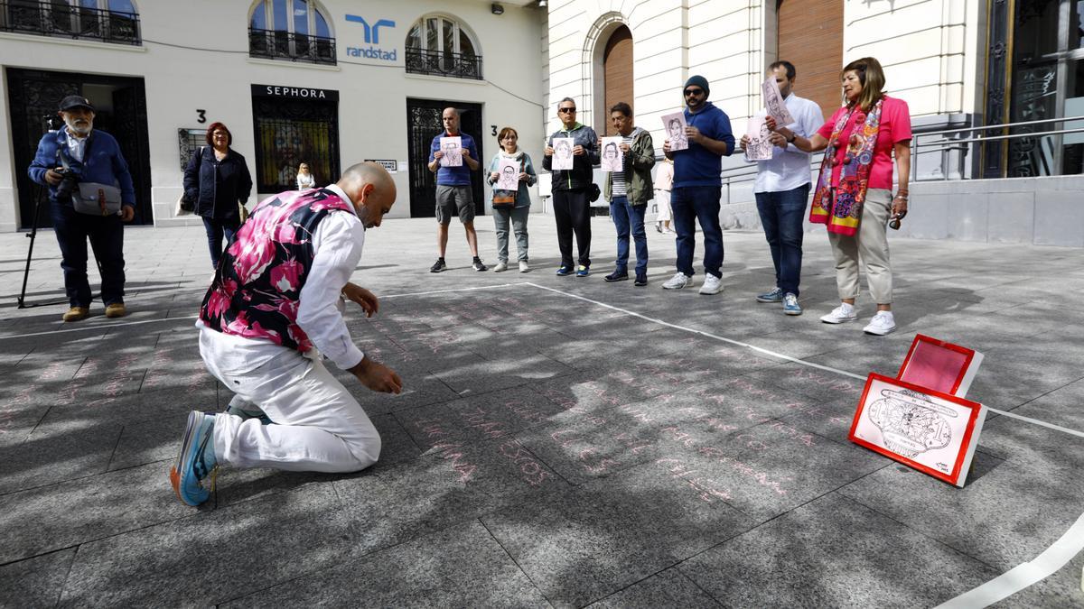 El artista Sergio Muro realiza una performance artística