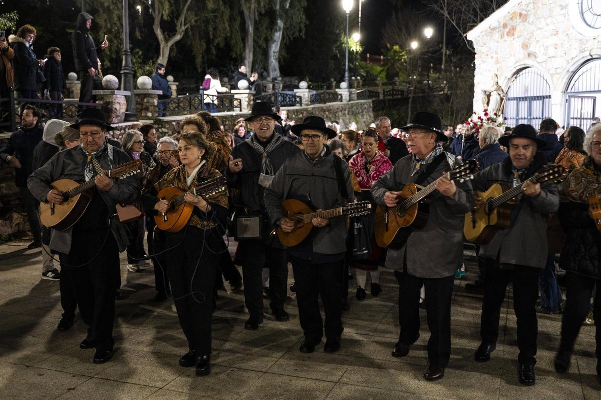 Los jugadores del colegio Diocesano de Cáceres cumplen su promesa y portan a San Blas en su procesión