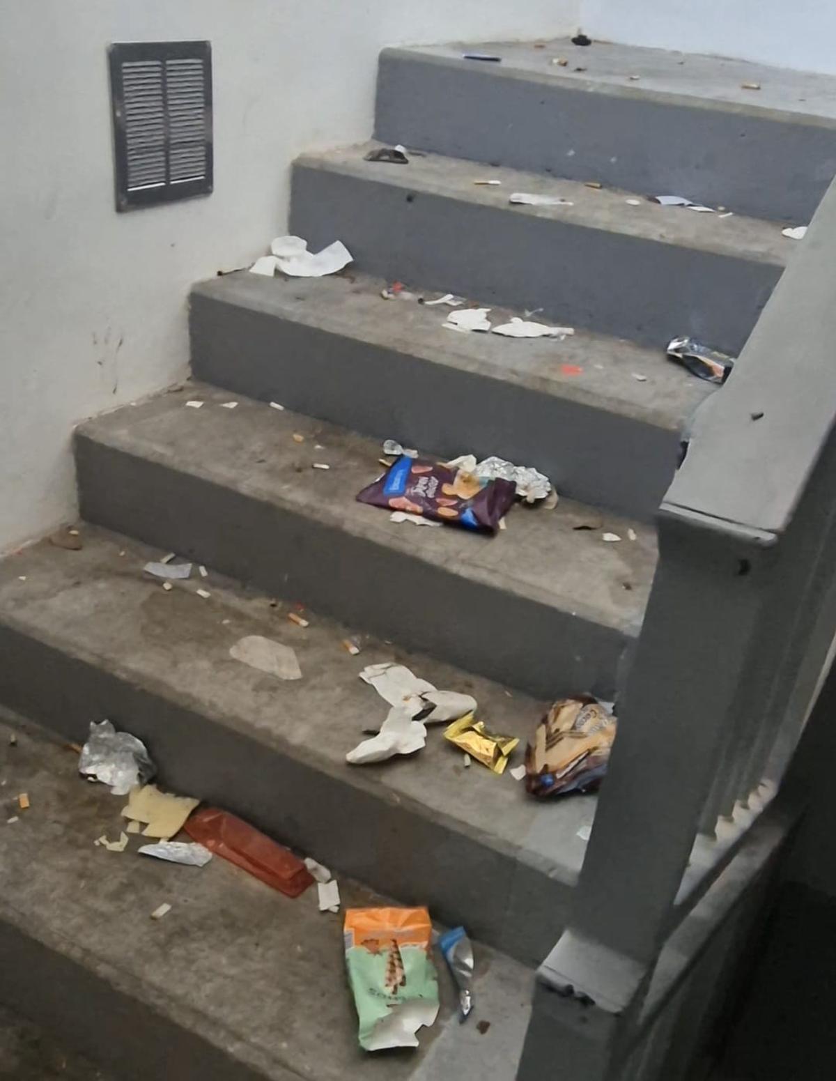 Suciedad que se acumulaba en el acceso peatonal