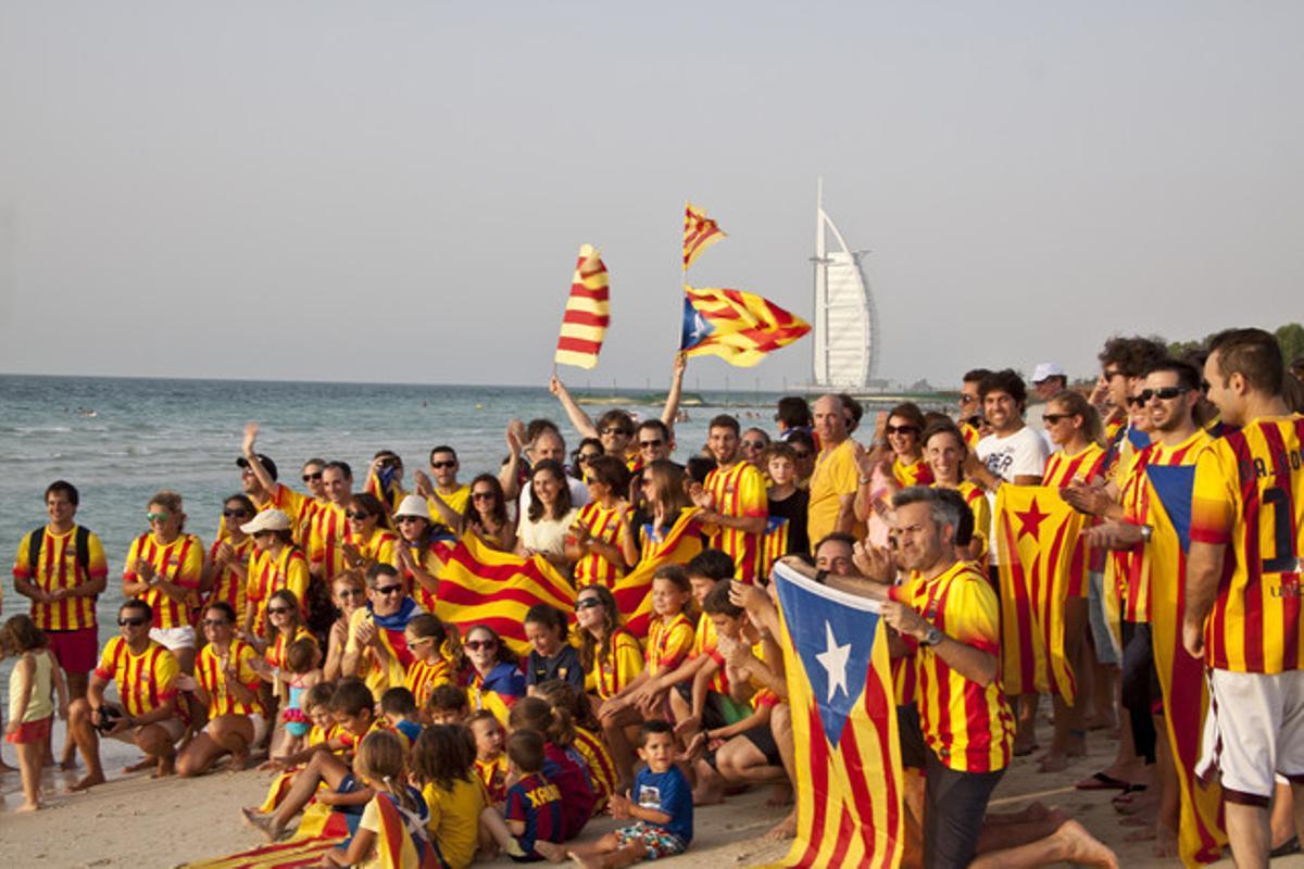 S’han concentrat 100 persones a la platja de la ciutat per recolzar la Via Catalana.