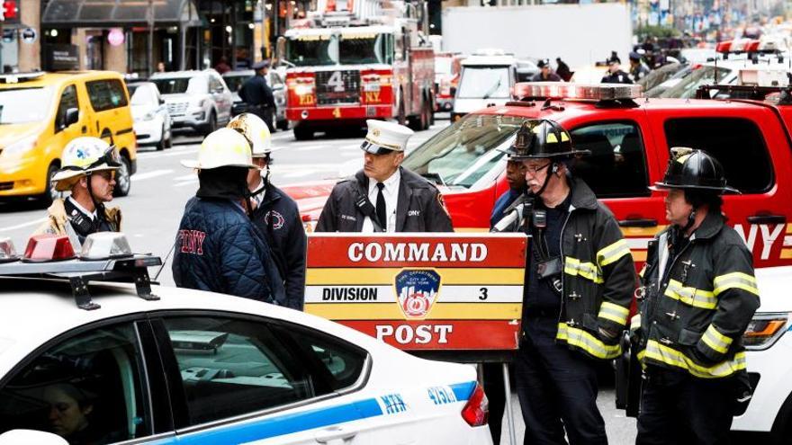 Agentes de policía y del cuerpo de bomberos trabajan en EE UU.