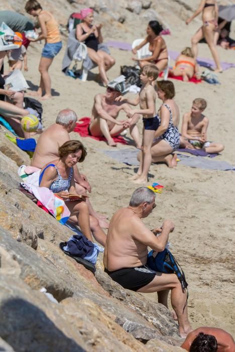 Cientos de personas disfrutan de los 24 grados de máxima que se han registrado hoy en la ciudad