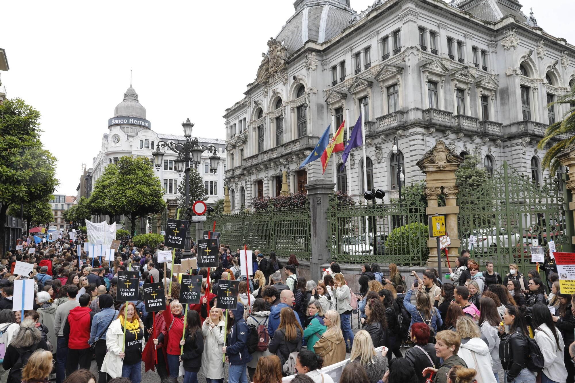 EN IMÁGENES: Nueva manifestación masiva de los docentes, que acabó en la Junta General 