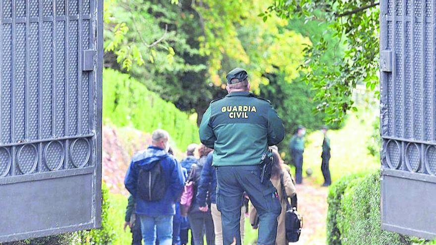 Entrada de la comitiva judicial en el pazo, el pasado miércoles.