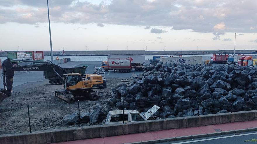 Acumulación de rocas volcánicas para realizar obras en el puerto.