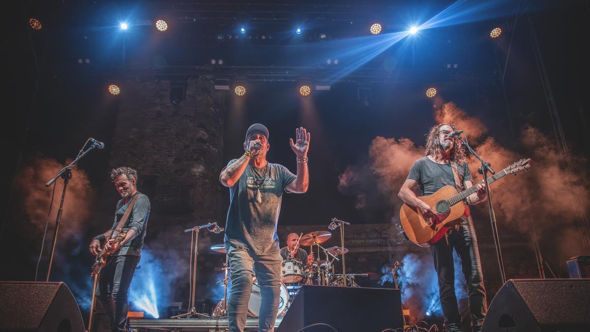 Membres de Gossos i Lax’n’Busto compartint escenari al Sons del Món.