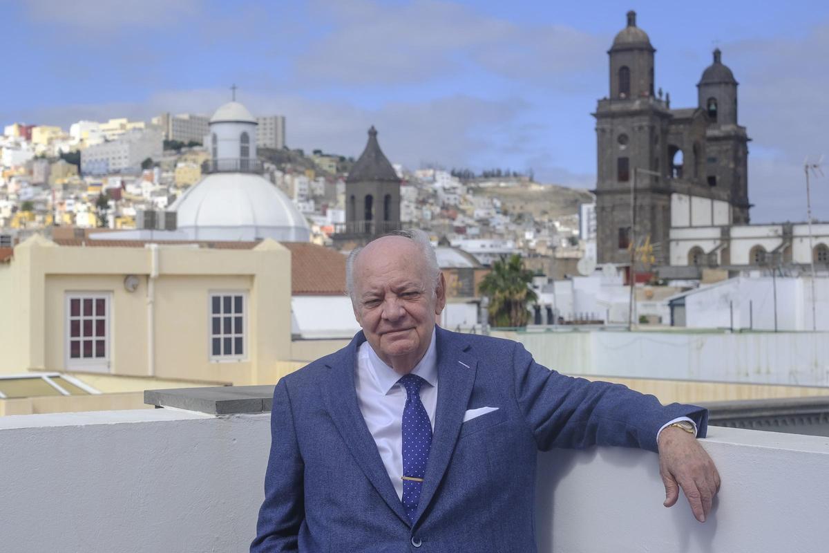 Mario Rodríguez con la catedral de Las Palmas de Gran Canarias al fondo.