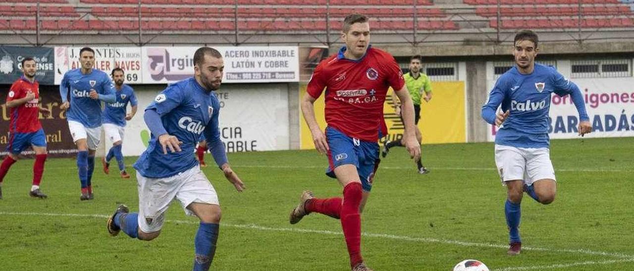 Hugo García persigue un balón durante el partido entre UD Ourense y Bergantiños de la temporada pasada. // Enzo Sarmiento