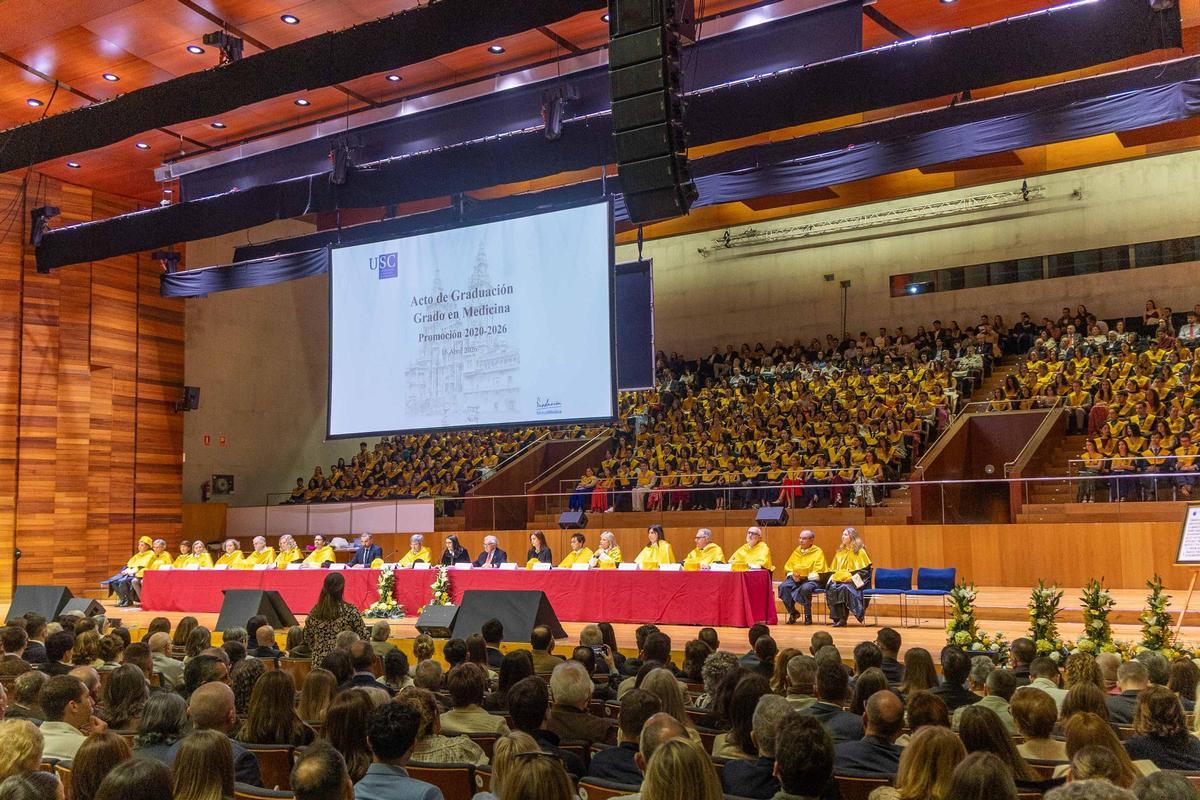 Trescientos alumnos de Medicina de la USC se gradúan con Victoria Sampayo y Andrés Soto como padrinos de la promoción Trescientos alumnos de Medicina de la USC se gradúan con Victoria Sampayo y Andrés Soto como padrinos de la promoción