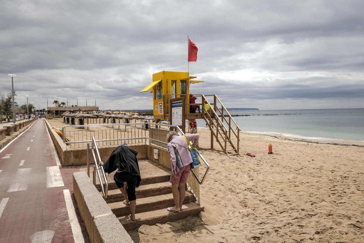 Socorristas en la playa de Can Pere Antoni.