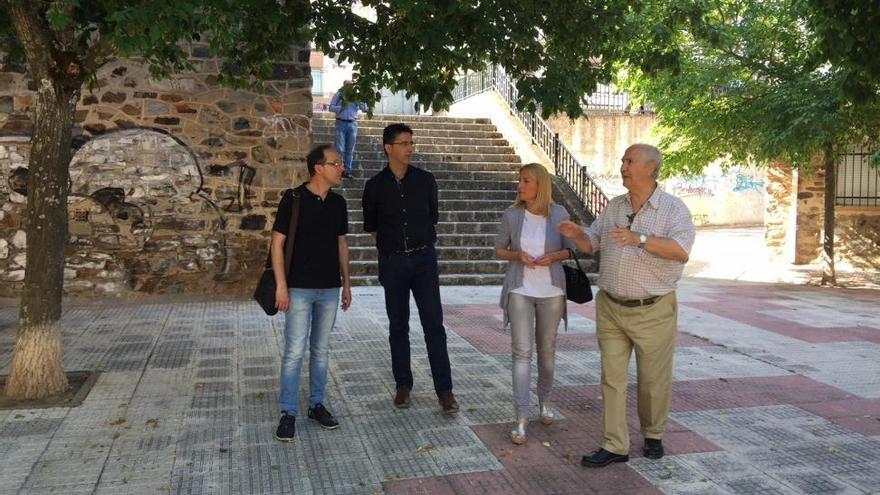 Los vecinos del entorno de la plaza de Colón de Cáceres piden mejoras en las aceras y el cerramiento de edificios