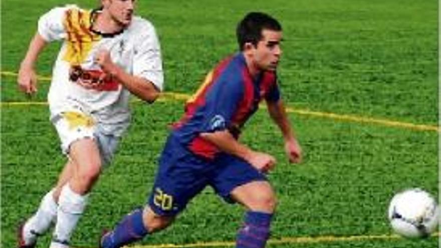 Xavi Boltor controla la pilota davant la pressió d&#039;un jugador rival