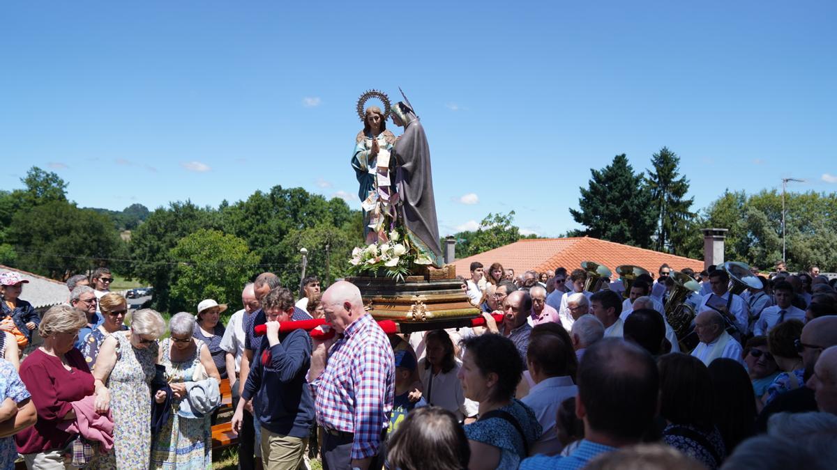 Procesión de la imagen de Santa Isabel y la Virgen María.