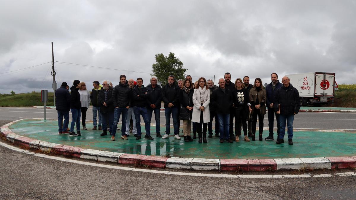 Foto de grup d'alcaldes del Solsonès i veïns afectats per la sinistralitat a la carretera C-541 a Llober