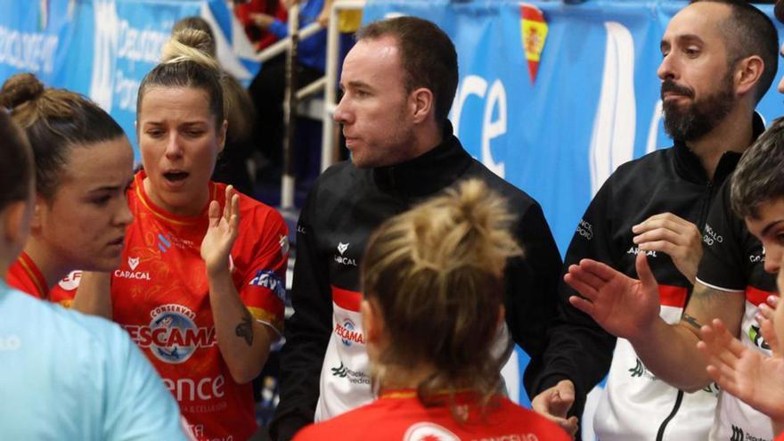 López-Tulla, rodeado de sus jugadoras.