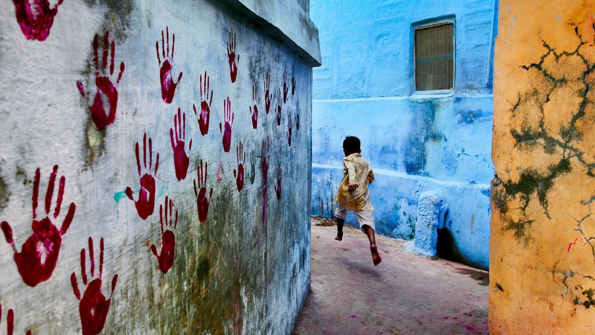 El fotógrafo Steve McCurry expone por primera vez en Barcelona