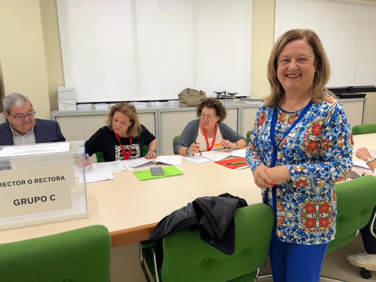 Alfonsa García tras depositar el voto en la Facultad de Biología.