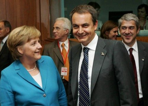 Merkel y Zapatero durante una cumbre en Brussels