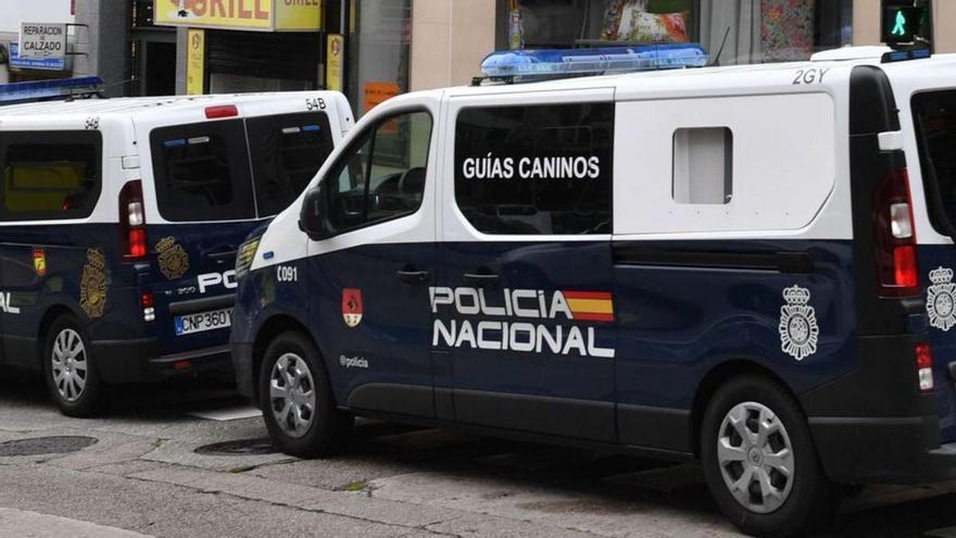 Furgones de la Policía Nacional en un operativo. | // VÍCTOR ECHAVE