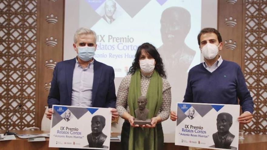 Elías López, María José Benavides y Raúl Ayuso, ante los medios de comunicación en rueda de prensa.