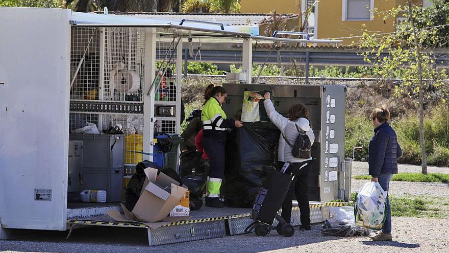Vecinos depositan residuos en un ecoparque móvil en Ontinyent, en una imagen de archivo | PERALES IBORRA