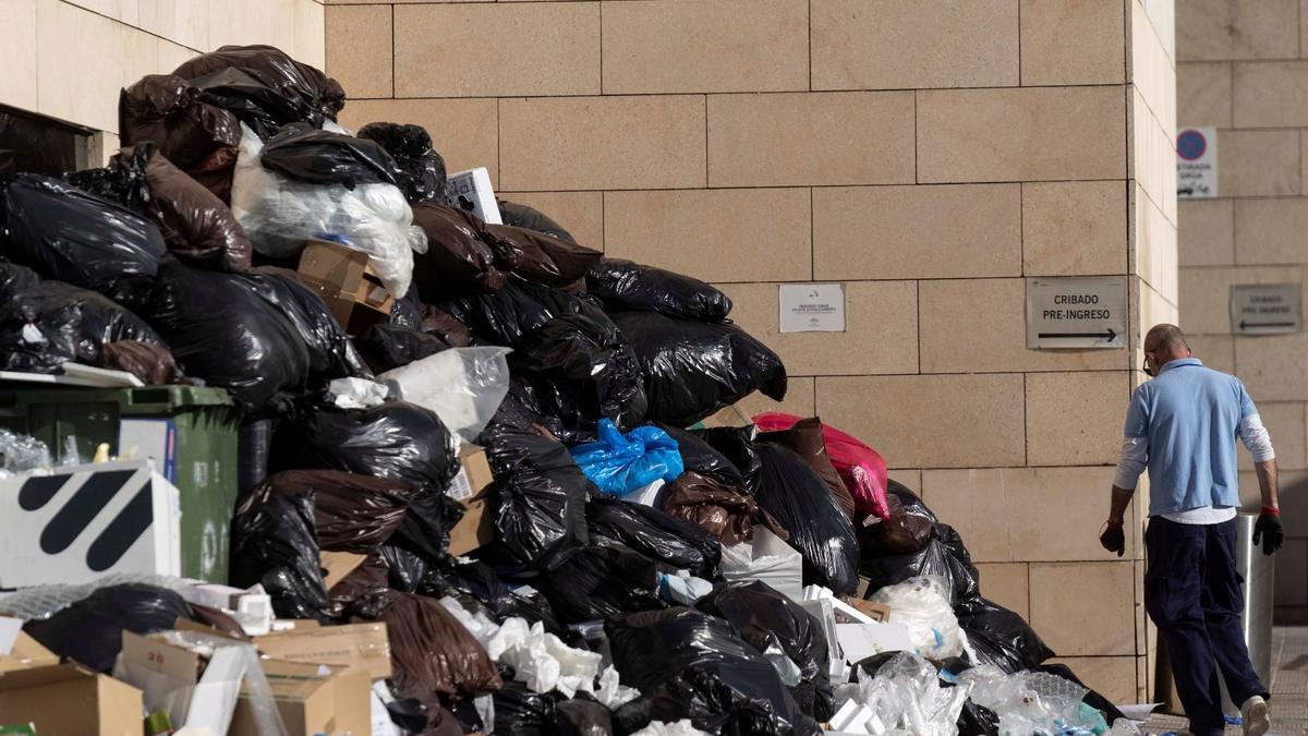 Acumulación de bolsas de basura en un rincón del hospital Reina Sofía.