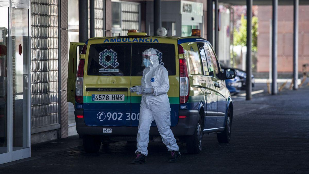 Un sanitario, en el hospital Virgen de la Concha