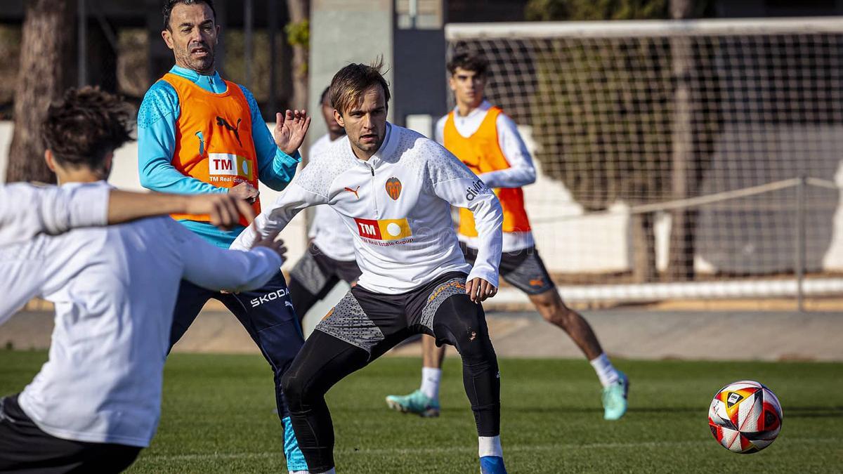 Mario, durante un entrenamiento con el Valencia Mestalla