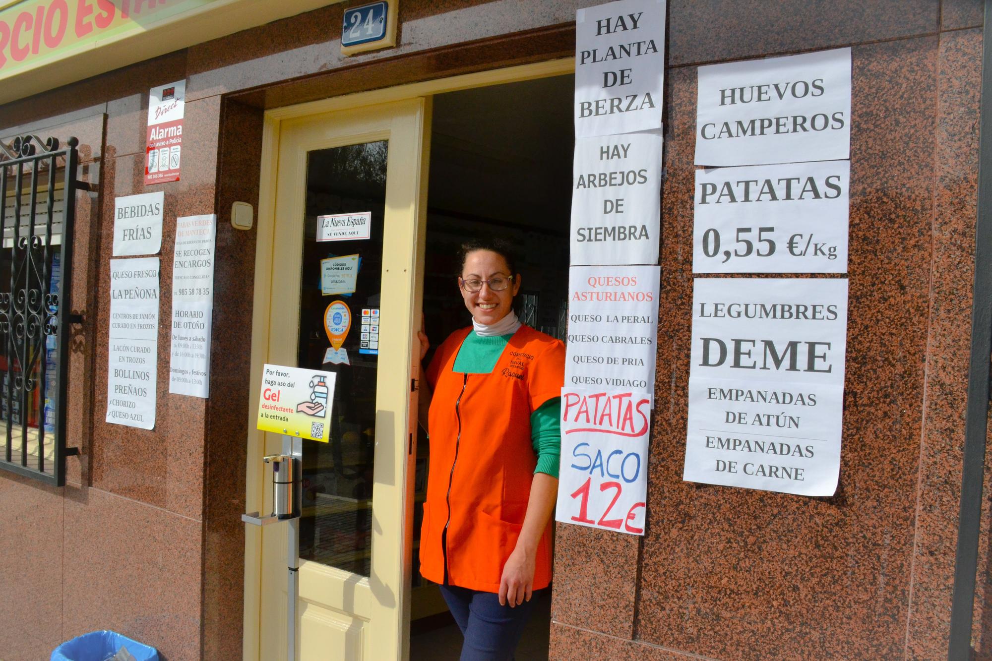 La joven emprendedora praviana, a la entrada de su tienda en Riberas.