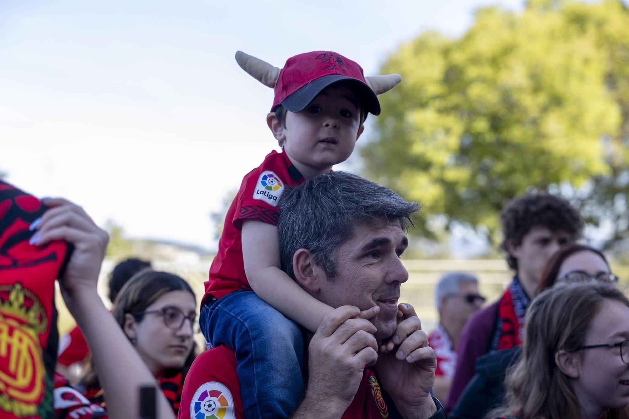 Euforia mallorquinista para despedir al equipo hacia Sevilla