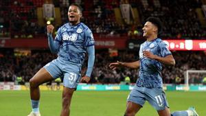 Bailey celebra uno de los goles del Aston Villa