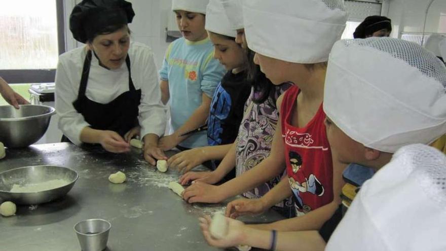 Una profesora de EFA A Cancela, durante un &quot;obradoiro&quot; de pan con alumnos de Primaria.