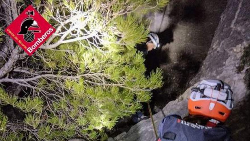 Los bomberos rescatan a dos escaladoras en el Morro de Toix en Calpe