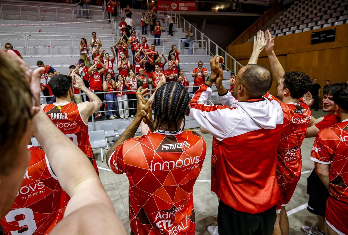 Les millors fotos de la celebració de la permanència del Baxi Manresa a Fontajau