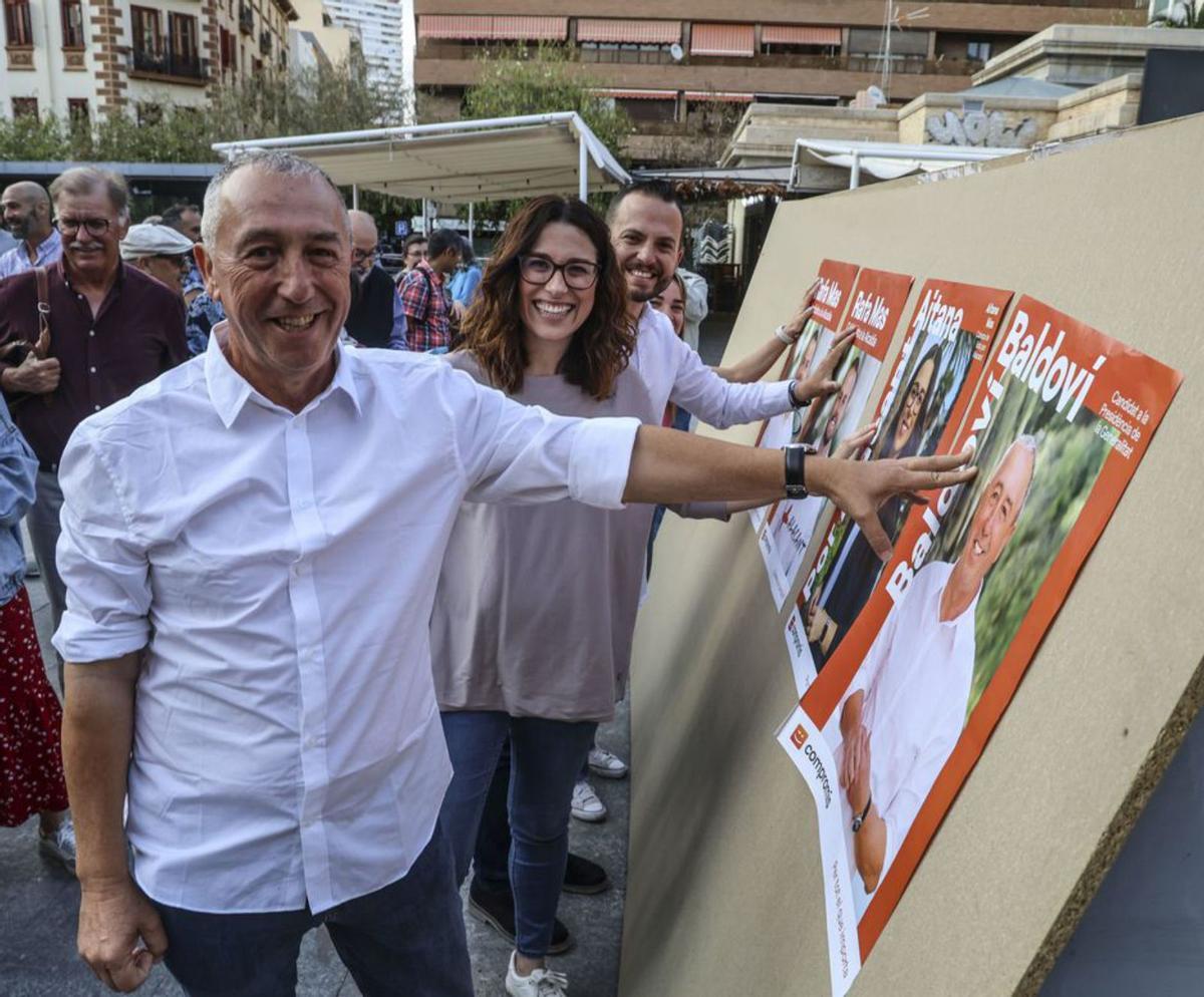 Puig realizó la pegada de carteles en Mislata, mientras Héctor Illueca estuvo en la capital valenciana con Rosa Pérez. | INFORMACIÓN